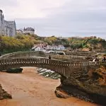 Pont et cathédrale de Biarritz dans le Pays Basque