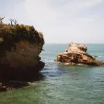 Rochers dans l'océan à Biarritz dans le Pays Basque