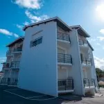 Façade de l'extérieur de l'immeuble de la résidence de vacances d'Hossegor plage Centrale dans les Landes