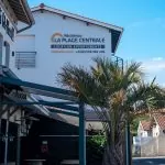 Rue de la plage centrale avec vue sur le bâtiment immocean à hossegor avec le restaurant Napoli juste à côté, pour votre choix de résidence de vacances à Hossegor Plage en bord de mer !
