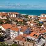 Vue drone de la résidence de vacances d'hossegor plage centrale en bord de mer
