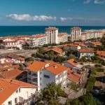 Vue aérienne de l'immeuble Immocean Résidence de Vacances à Hossegor à la plage Centrale de Soorts-Hossegor avec vue sur l'océan en bord de mer