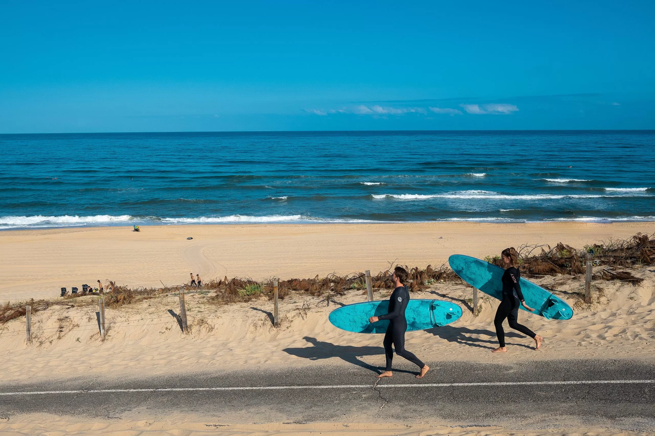 Surfeurs sur le chemin pour se mettre à l'eau