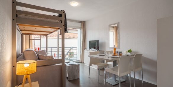 Pièce à vivre d’un T2 standard bien agencée. T2 standard avec salon clair et fonctionnel. Séjour d’un appartement T2 standard pensé pour le confort.