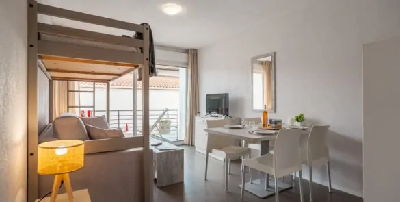 Pièce à vivre d’un T2 standard bien agencée. T2 standard avec salon clair et fonctionnel. Séjour d’un appartement T2 standard pensé pour le confort.