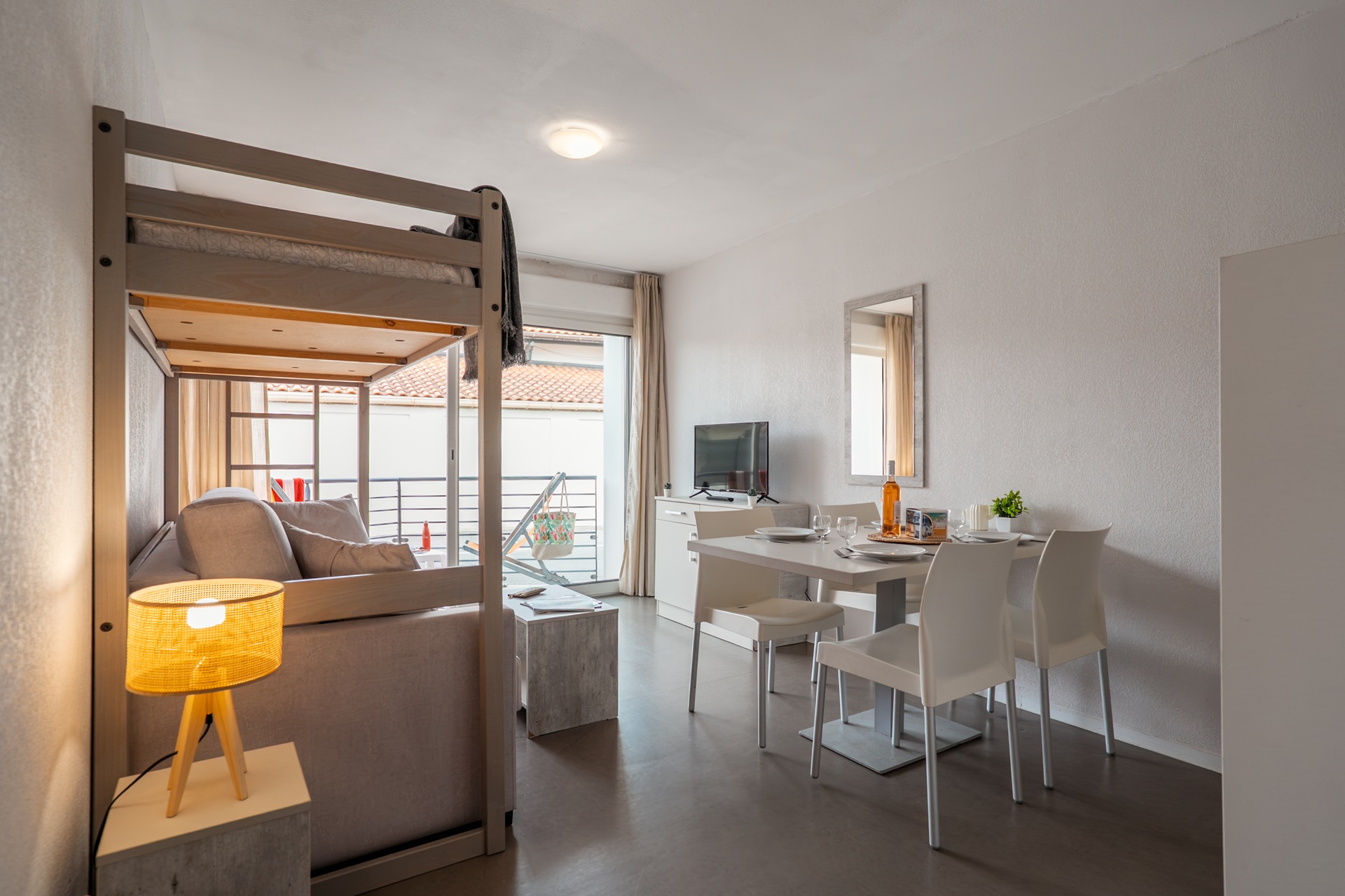 Pièce à vivre d’un T2 standard bien agencée. T2 standard avec salon clair et fonctionnel. Séjour d’un appartement T2 standard pensé pour le confort.
