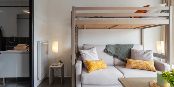 Studio avec animaux admis à Hossegor, idéal pour un séjour proche de la plage centrale. Intérieur du studio avec lit en hauteur et canapé converible et décoration moderne à Soorts-Hossegor