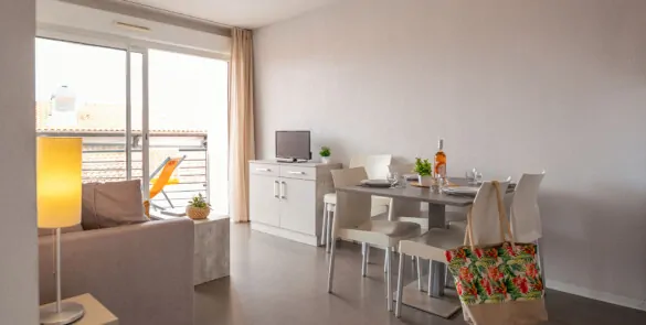 T2 cabine à Hossegor avec séjour lumineux, décoration soignée et ambiance bord de mer.