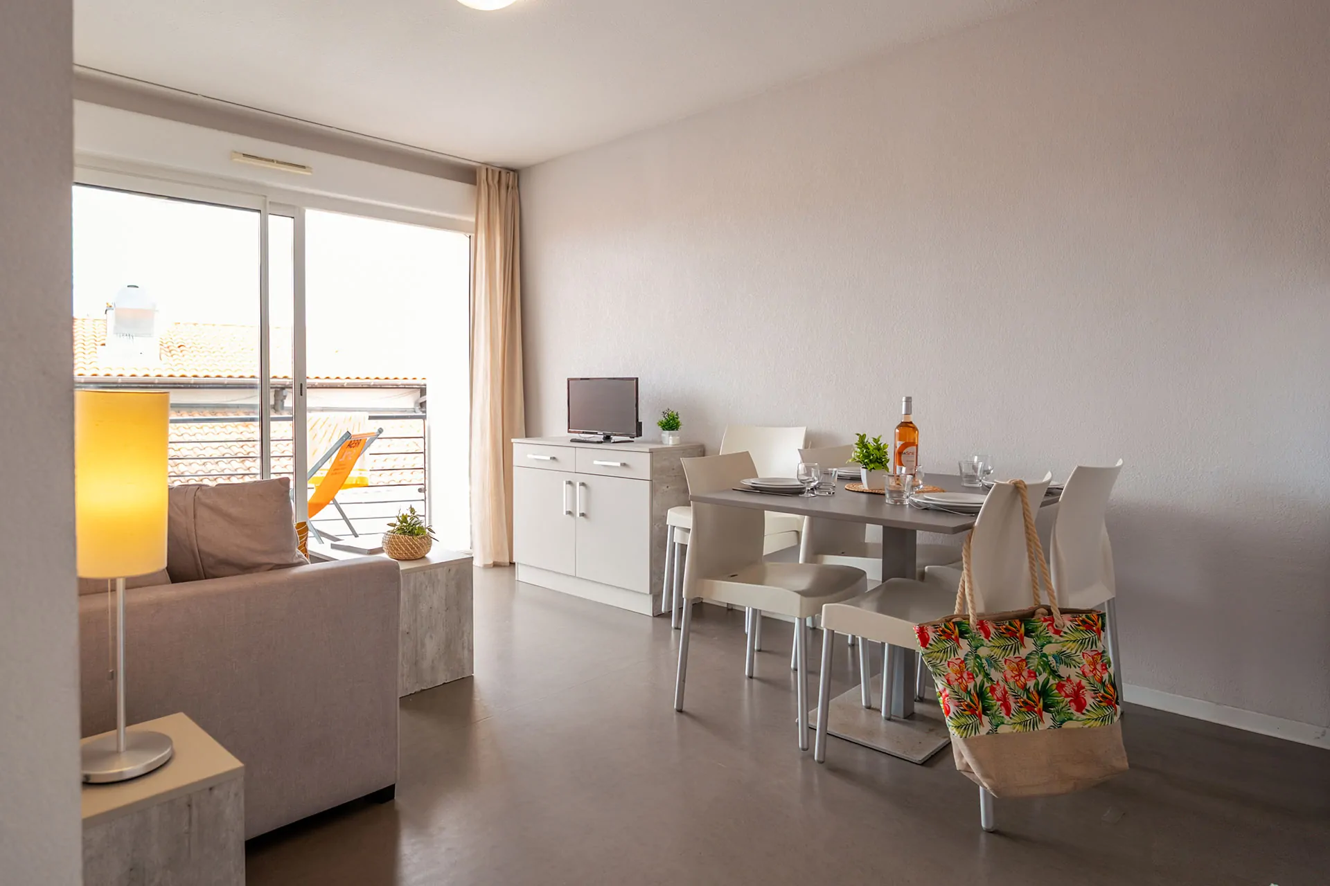 T2 cabine à Hossegor avec séjour lumineux, décoration soignée et ambiance bord de mer.