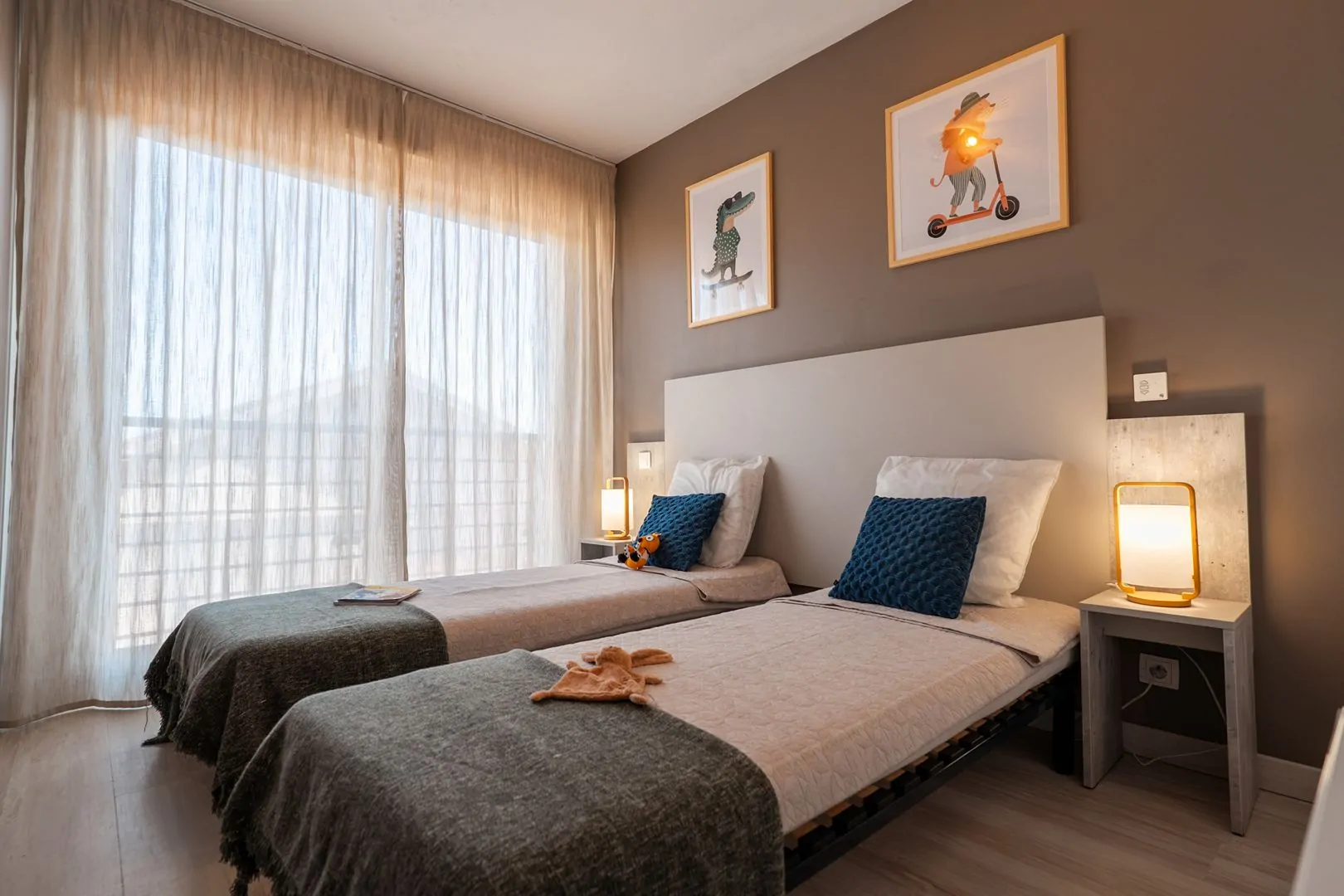 Deuxième chambre d’un T3 prestige avec décoration élégante et confort optimal. Chambre d’appoint lumineuse dans un appartement T3 prestige.