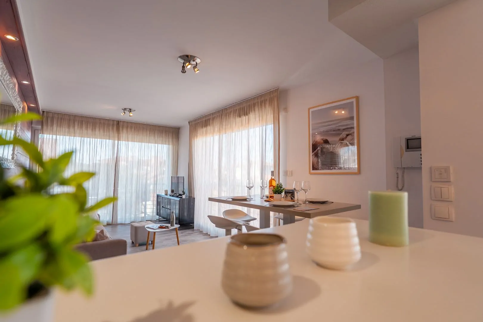 T3 prestige avec espace repas élégant et ambiance conviviale. T3 prestige avec table à manger lumineuse et décoration harmonieuse.