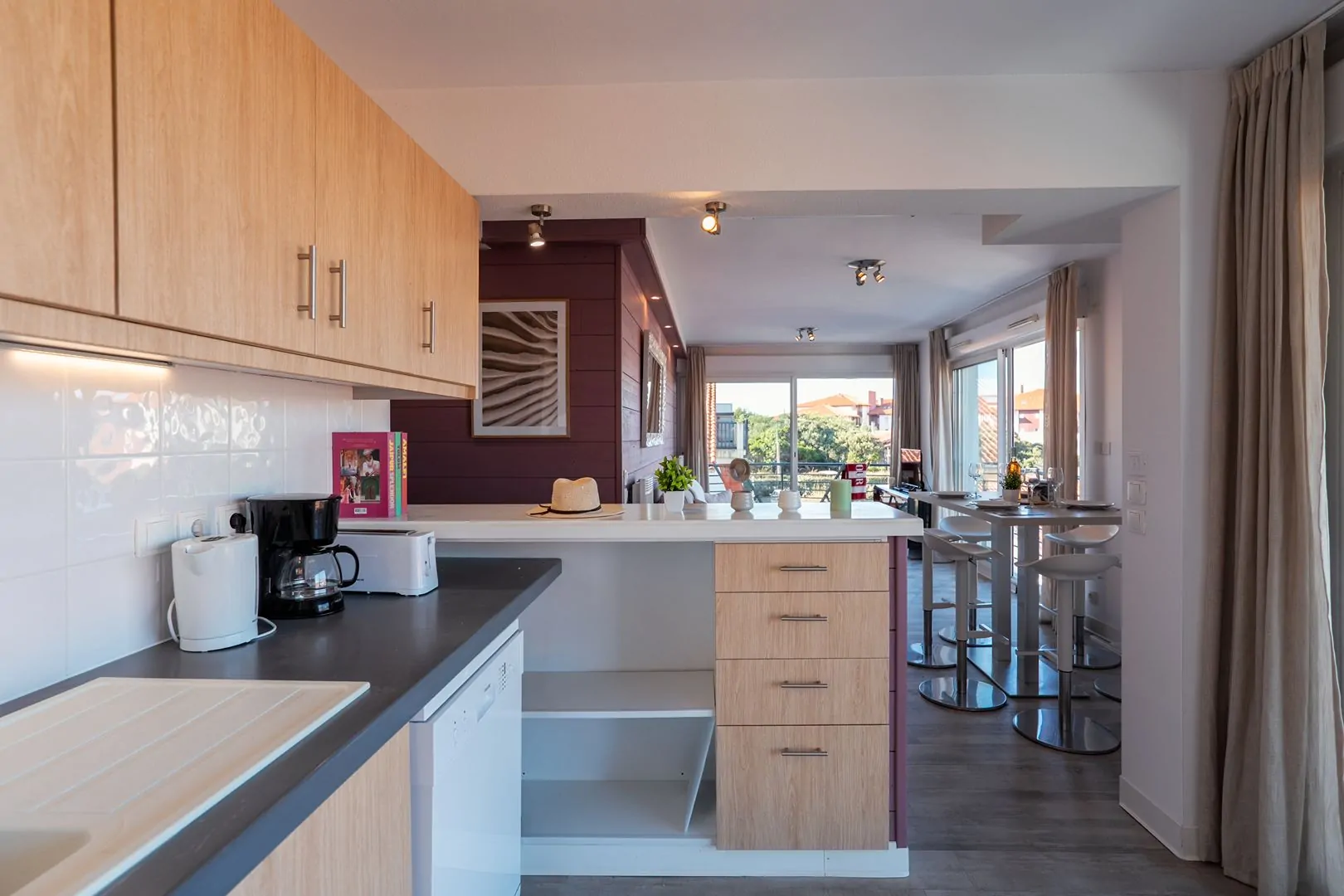 T3 prestige avec coin déjeuner pratique et ambiance premium. Coin repas moderne d’un appartement T3 prestige avec belle luminosité.