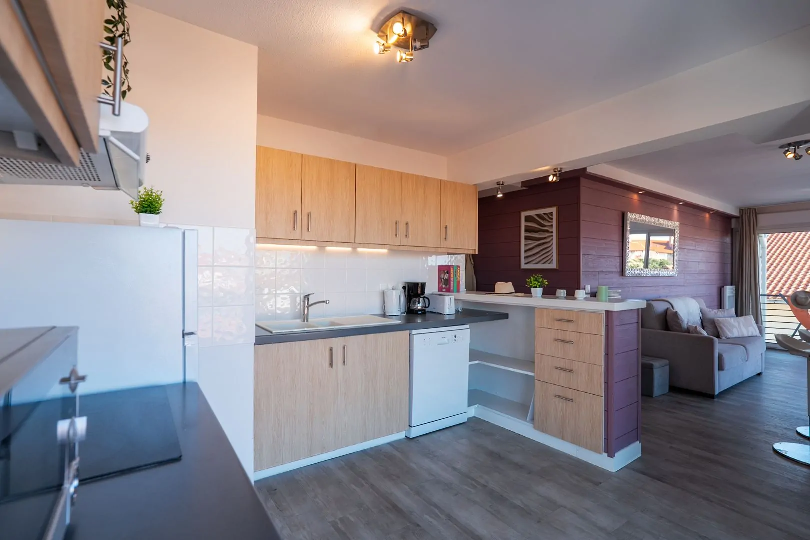T3 prestige avec coin cuisine moderne, équipements complets et atmosphère chaleureuse. Cuisine design d’un T3 prestige avec prestations de qualité et style raffiné.