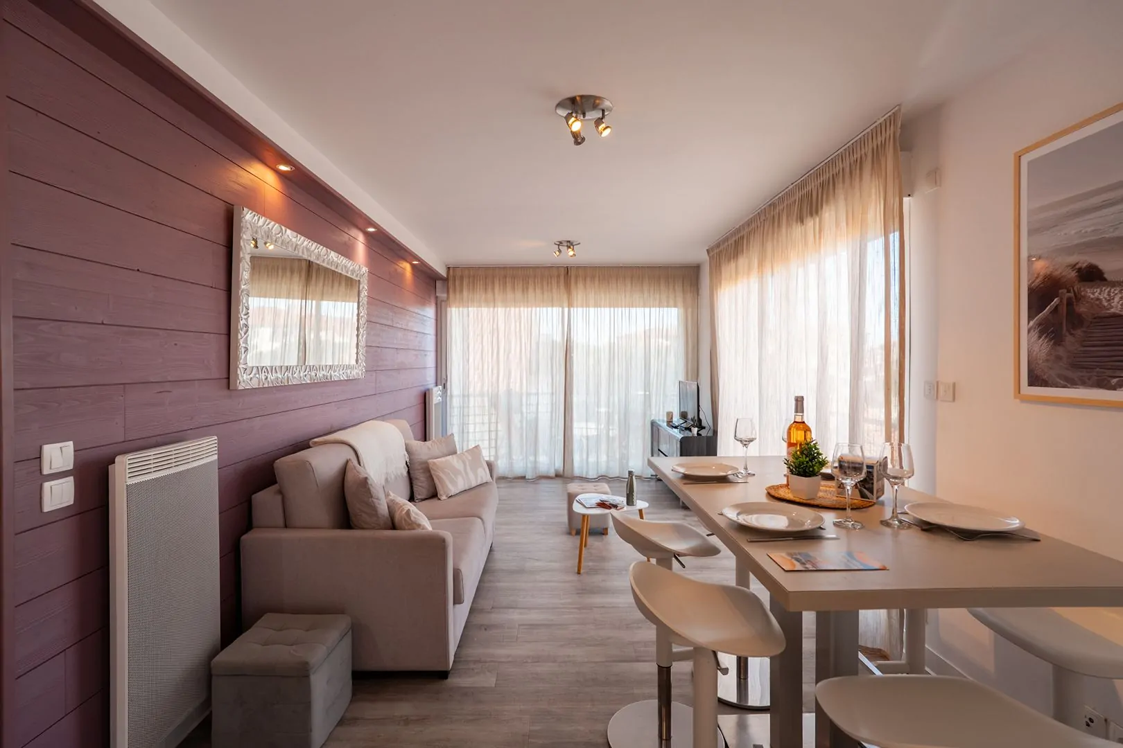 Séjour raffiné d’un appartement T3 prestige avec grandes ouvertures et belle clarté. Salon moderne d’un T3 prestige avec décoration contemporaine et confort optimal.
