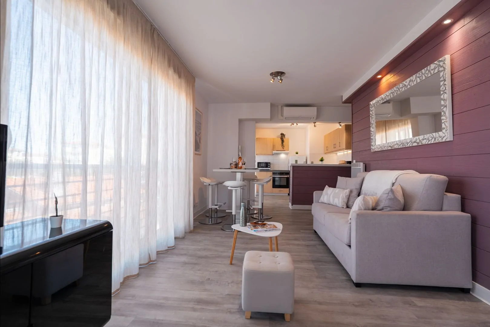 Grand salon d’un T3 prestige avec volumes généreux et atmosphère chaleureuse. Séjour haut de gamme d’un appartement T3 prestige, avec mobilier design et lumière naturelle.