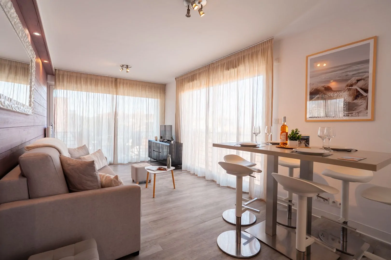 Séjour contemporain d’un appartement T3 prestige avec belle luminosité et style exclusif.