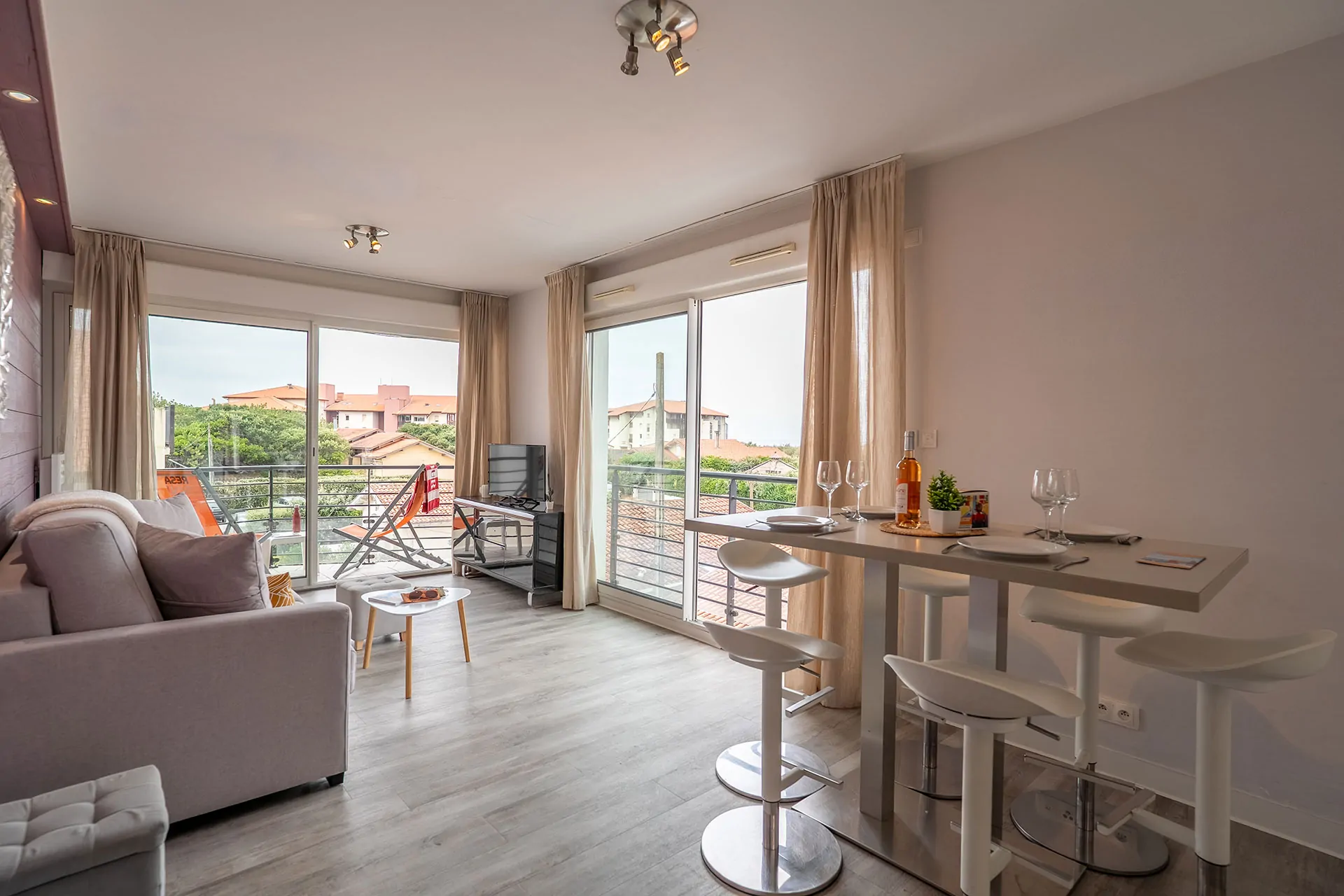 T3 prestige avec espace de vie chic, canapé confortable et décoration harmonieuse.