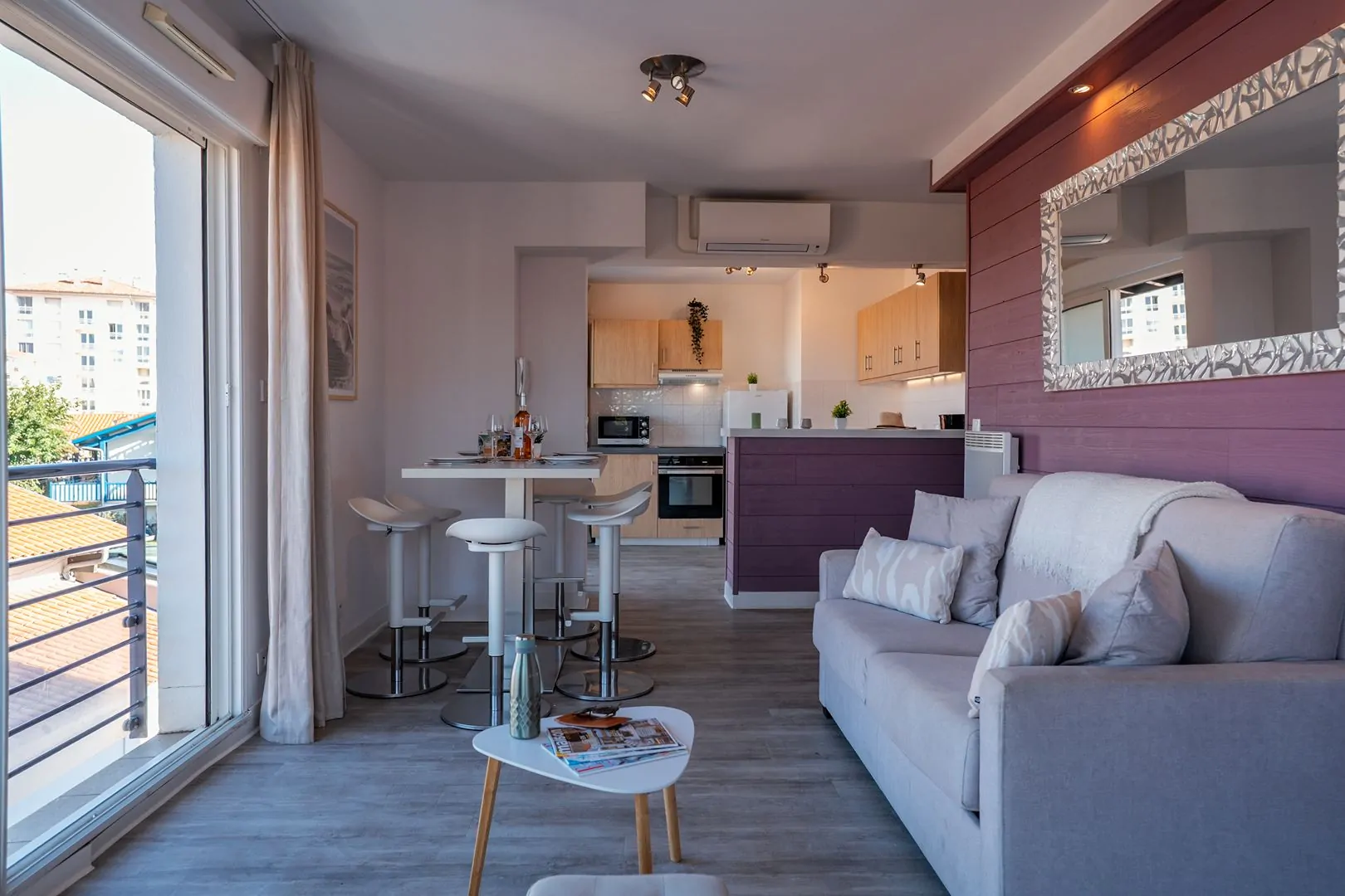 Séjour haut de gamme d’un appartement T3 prestige, avec mobilier design et lumière naturelle.