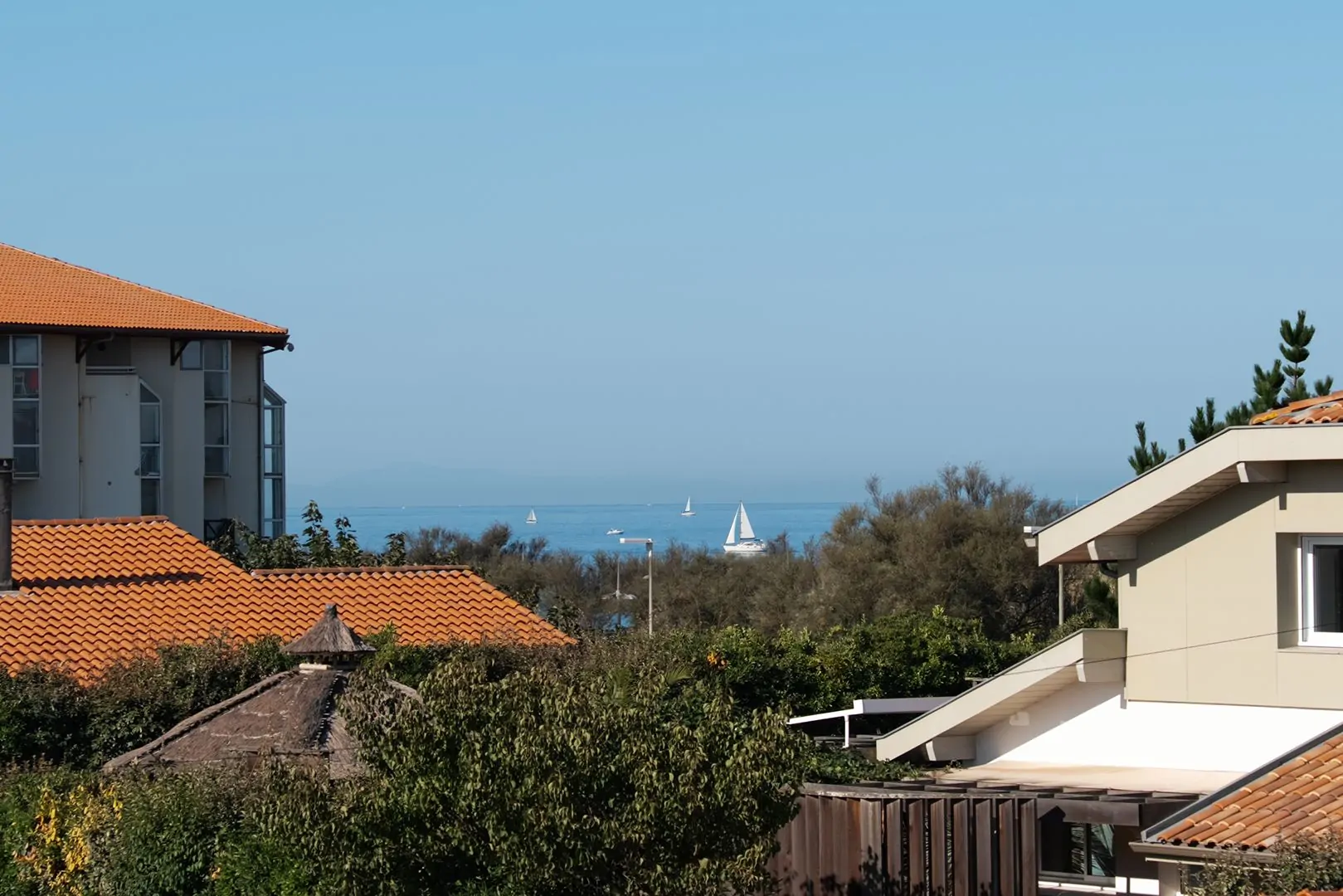 T3 prestige avec charme moderne et belle clarté. Appartement T3 prestige avec ambiance élégante et accueillante, vue sur l'océan, à deux pas des commerces et des lieux de vie.