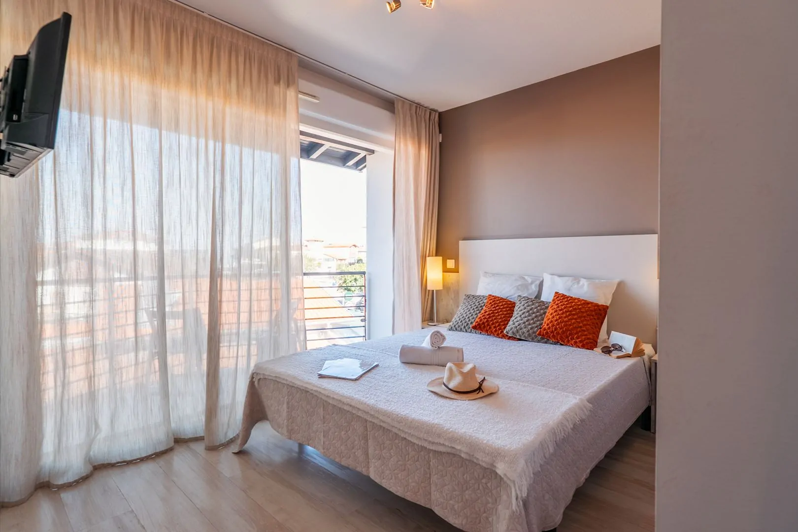 T3 prestige avec chambre parentale spacieuse, ambiance calme et literie de qualité. Chambre élégante d’un T3 prestige avec atmosphère calme et apaisante.