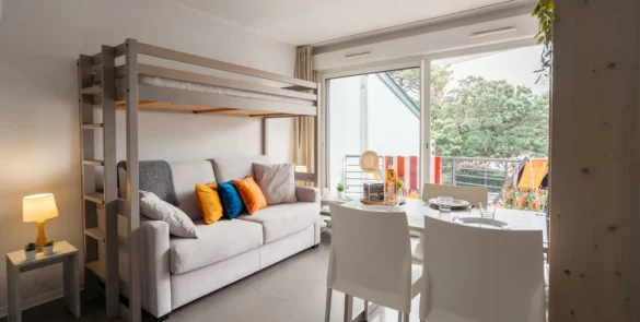 Studio animaux admis à la Résidence Plage Centrale à Hossegor avec séjour lumineux, canapé convertible et lit en mezzanine.