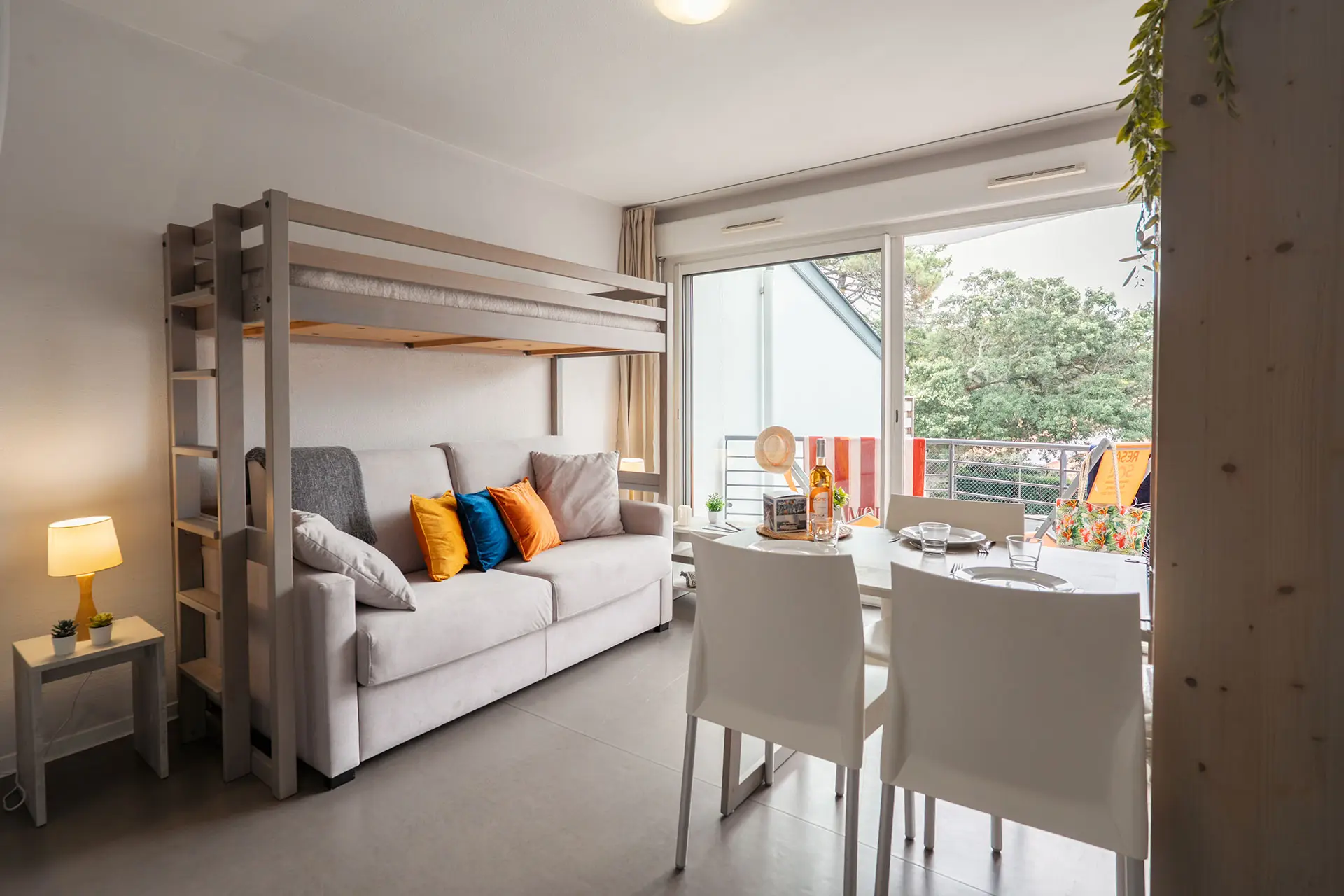 Studio animaux admis à la Résidence Plage Centrale à Hossegor avec séjour lumineux, canapé convertible et lit en mezzanine.