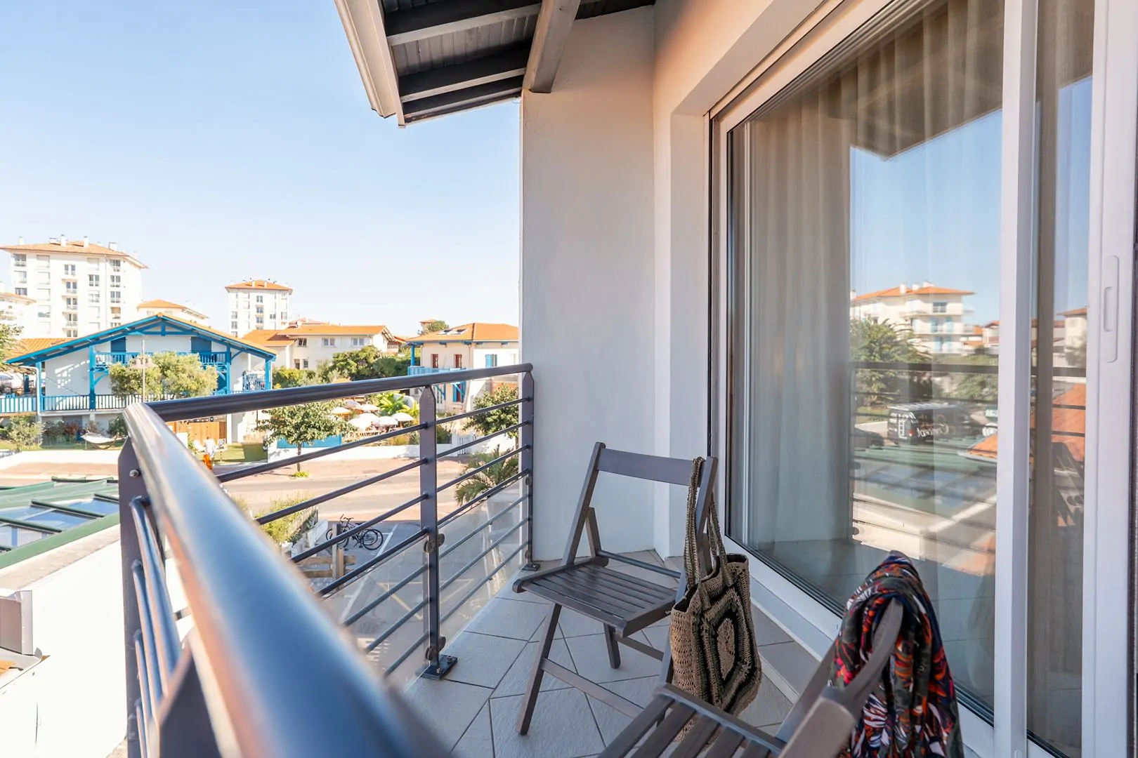 Balcon cosy pour une vue dégagée sur l'extérieur en centre ville balnéaire, au calme.