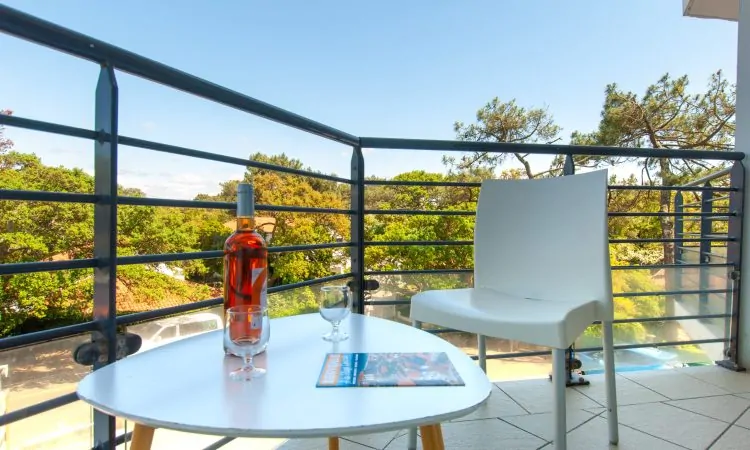 Terrasse au premier étage avec mobilier extérieur dans la résidence Plage Centrale