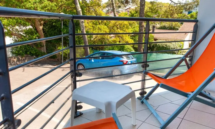 Vue de la terrasse du rez-de-chaussée avec vue sur le parking intérieur à Soorts-Hossegor