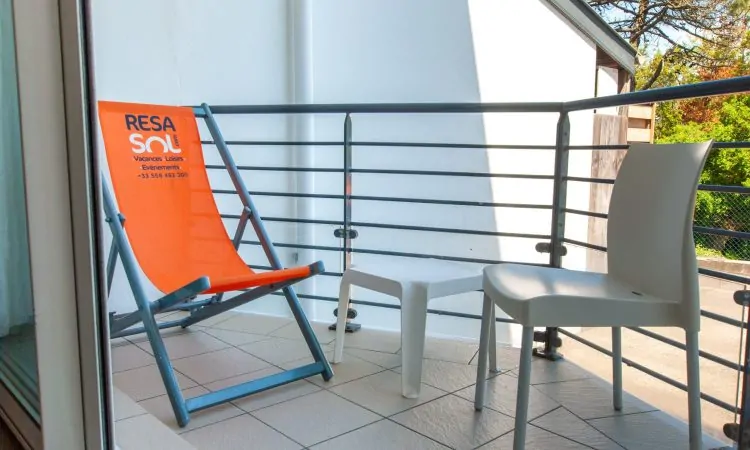 Mobilier extérieur de la terrasse du premier étage avec chaises longues et petite table