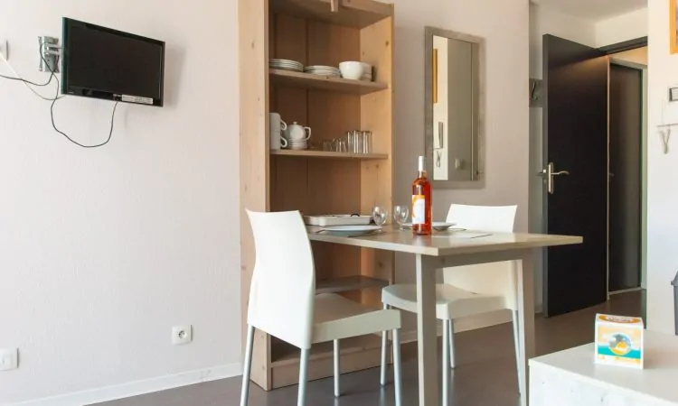 Vue du salon avec télévision à écran plat dans la résidence Plage Centrale