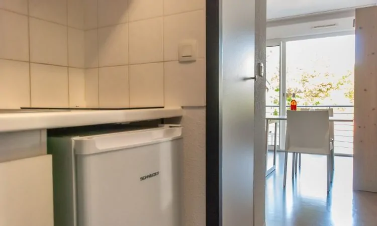 Cuisine ouverte avec rangements modernes dans le studio