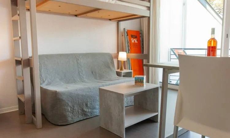 Coin salon avec table basse en bois dans le studio près de la plage à Soorts-Hossegor