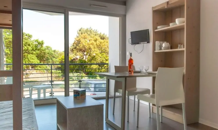 Intérieur du studio avec lit en hauteur et canapé conver et décoration moderne à Soorts-Hossegor