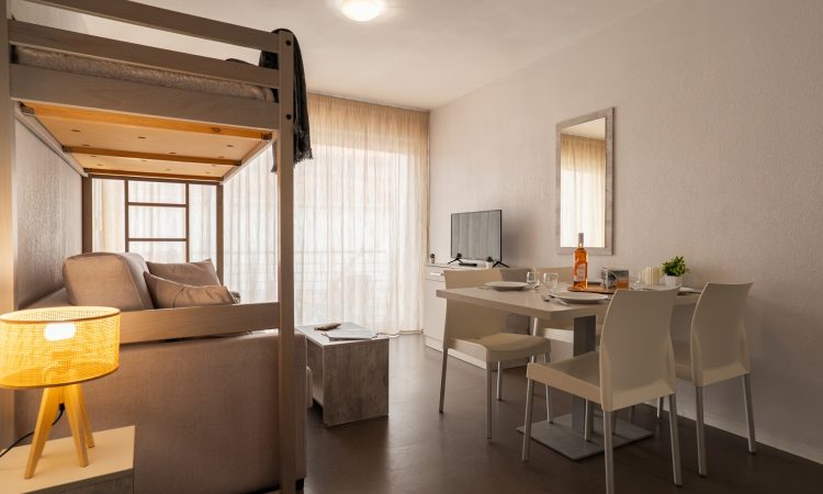 T2 standard avec espace salon accueillant et pratique. Salon moderne d’un T2 standard avec aménagement harmonieux.