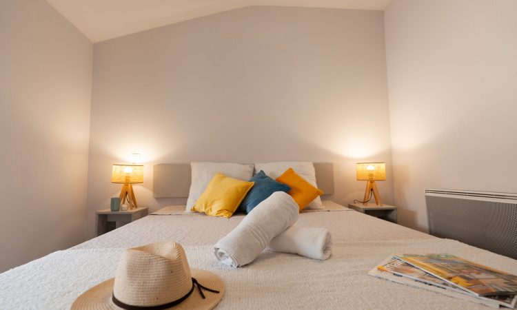 T2 standard avec chambre lumineuse et agréable & lit confortable et décoration sobre.
