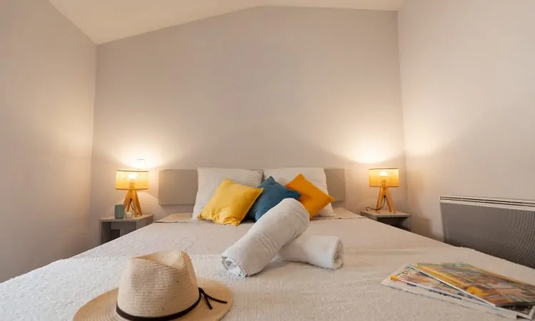T2 standard avec chambre lumineuse et agréable & lit confortable et décoration sobre.