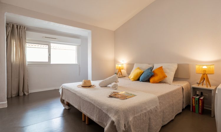 Chambre d’un T2 standard avec ambiance reposante, claire et confortable avec espace nuit pratique pour un séjour avec literie soignée.