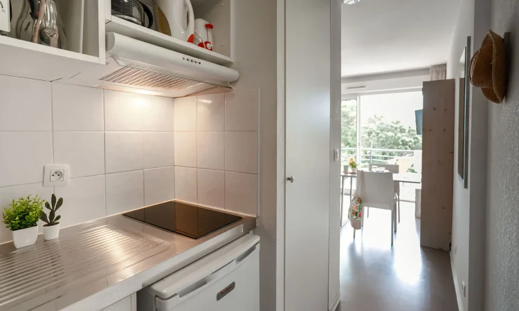 Cuisine ouverte avec rangements modernes dans le studio