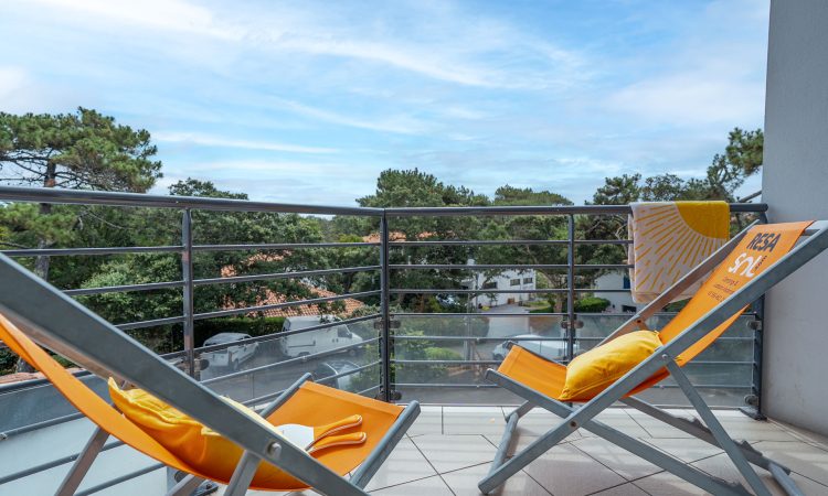 Balcon d’un studio animaux admis à Hossegor, idéal pour un séjour près de la plage. Espace détente sur la terrasse au 1er étage du studio à Soorts-Hossegor.