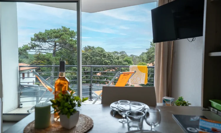 Coin déjeuner d’un studio animaux admis à Hossegor avec table conviviale. Intérieur du studio avec décoration minimaliste et fonctionnelle grâce au coin repas fourni.