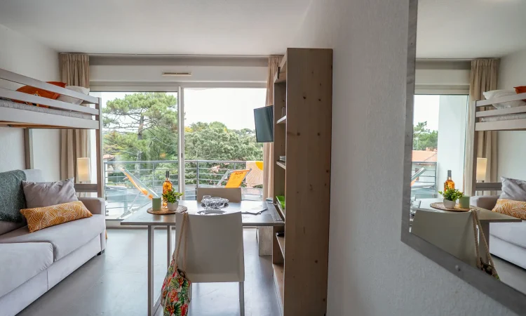 Studio à Hossegor proche de la plage centrale, avec animaux acceptés, coin cuisine, mezzanine et balcon.