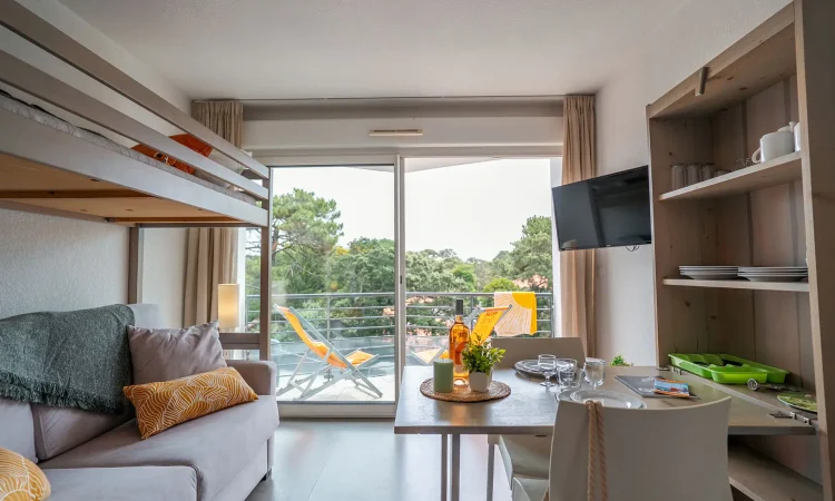 Vue du salon avec télévision à écran plat dans la résidence Plage Centrale