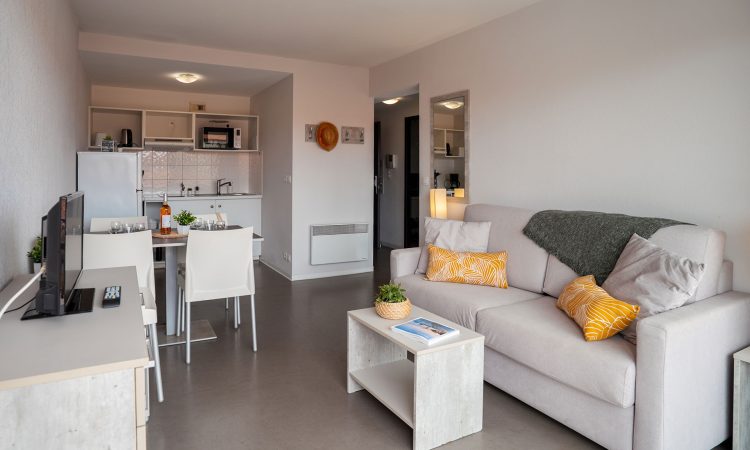 Pièce à vivre d’un T2 cabine à Hossegor avec décoration contemporaine et confort optimal.