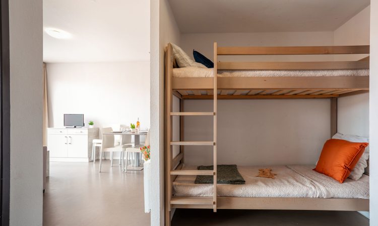 Cabine d’un T2 cabine à Hossegor avec lits superposés et aménagement pratique.