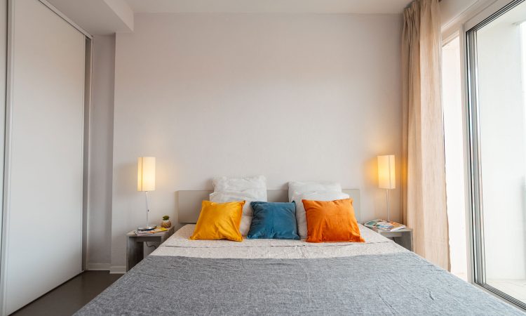 Chambre parentale d’un appartement T2 cabine à Hossegor, lumineuse et bien agencée.