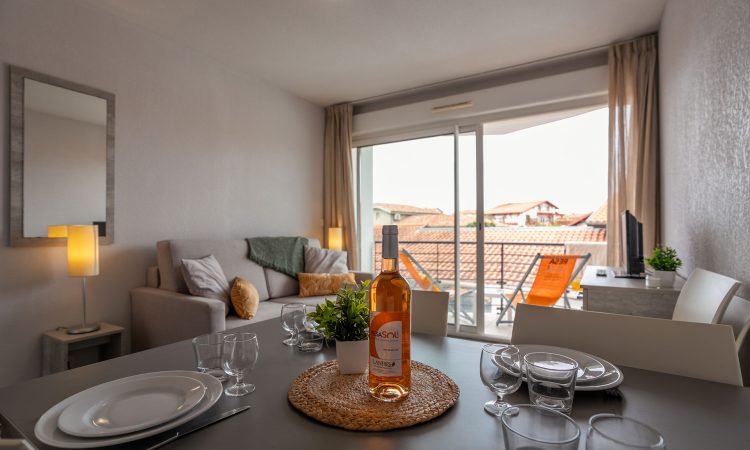Coin repas d’un appartement T2 cabine à Hossegor avec table pratique et ambiance chaleureuse.
