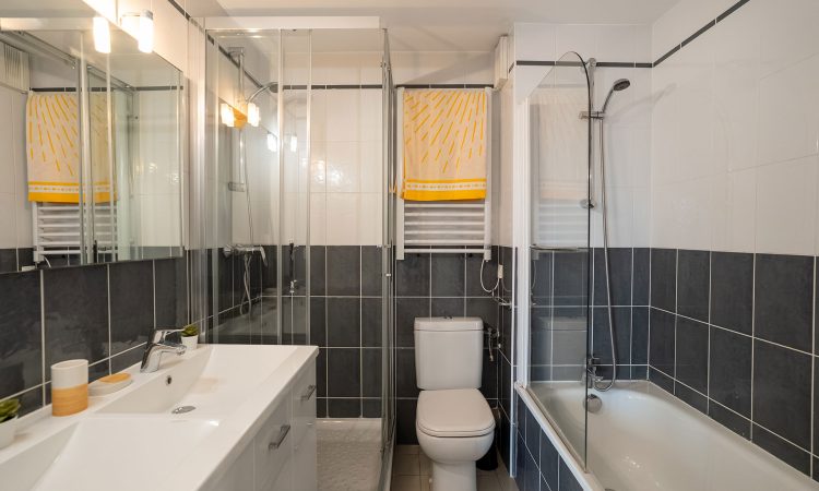 Salle de bain moderne d’un T3 prestige avec finitions haut de gamme et espace bien agencé. Intérieur sophistiqué, matériaux nobles et décoration pensée pour le confort.