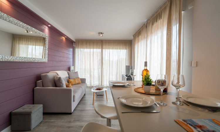 T3 prestige avec espace repas élégant et ambiance conviviale. T3 prestige avec table à manger lumineuse et décoration harmonieuse.