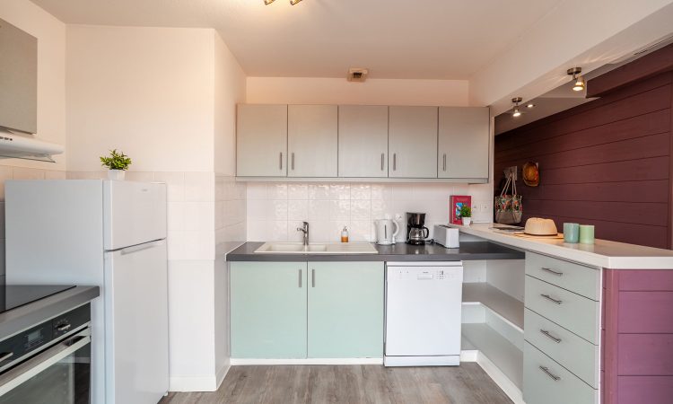 T3 prestige avec coin cuisine moderne, équipements complets et atmosphère chaleureuse. Cuisine design d’un T3 prestige avec prestations de qualité et style raffiné.